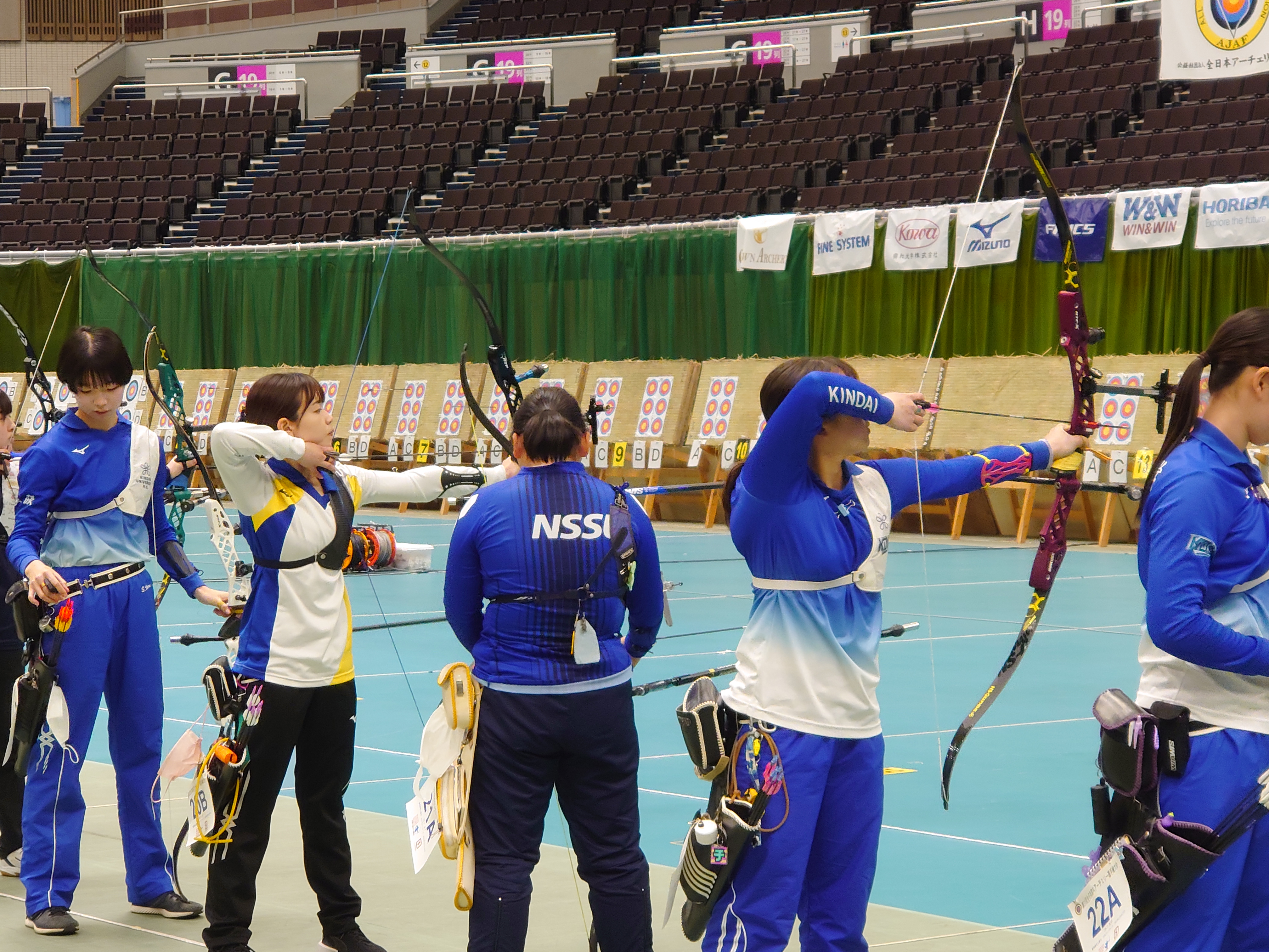 吉田選手(左2人目)