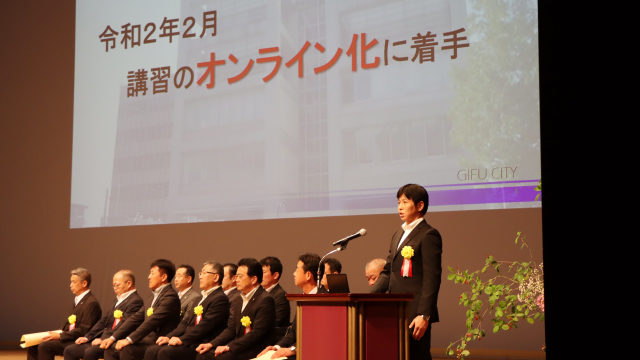 表彰式で事例発表される田中さん