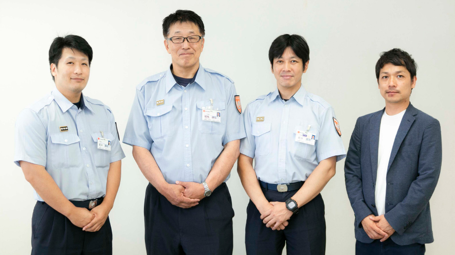 写真左より 新井さん(岐阜市消防本部)、國島課長(岐阜市消防本部)、田中さん(岐阜市消防本部)、当社プロジェクト担当 清水(情報・コミュニケーション企画部)