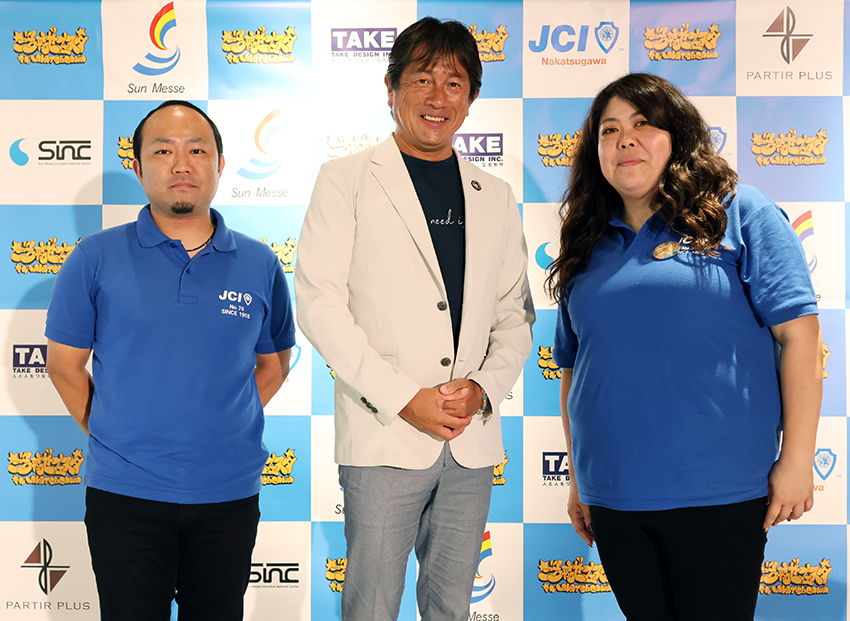 写真右より中津川青年会議所 理事長の段 厚美さん、 当社 田中、 中津川青年会議所 副理事長兼専務理事の可児 将太郎さん