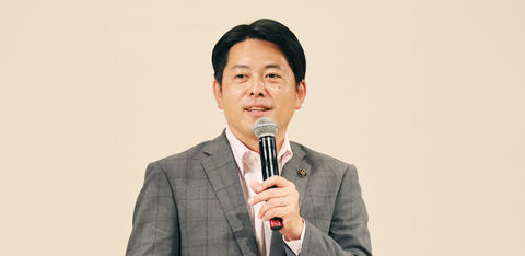 ディスカッション冒頭　来賓挨拶を行う柴橋岐阜市長