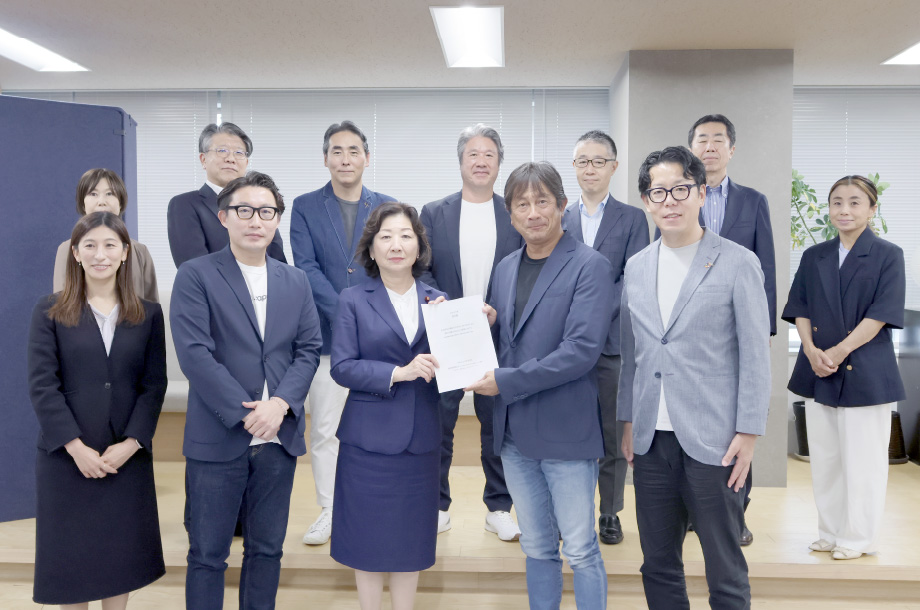 共同発起人である田中信康（前列左から4人目）より、野田聖子衆議院議員（前列左から3人目）へ提言書を提出