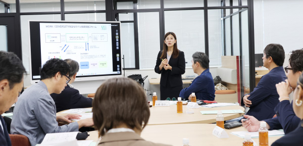 WORK! DIVERSITY実証化モデルのスキームについて検討する参画企業メンバー