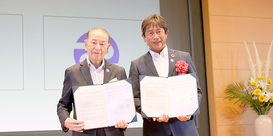 写真左から　大垣市社会福祉協議会　金森 勤会長 　当社取締役専務執行役員（サンメッセ総合研究所　代表）田中 信康