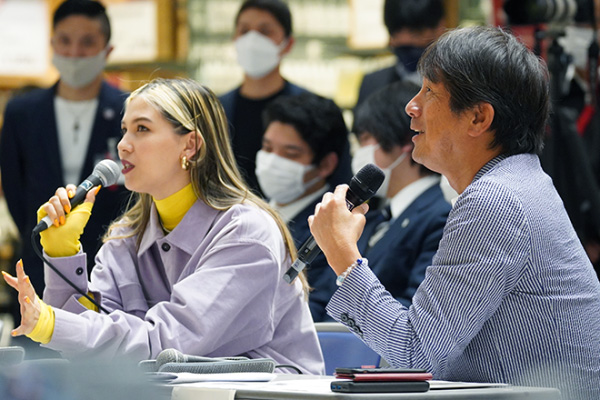 生徒さんの発表に質問やアドバイスをする田中、スペシャルゲストの長谷川 ミラさん